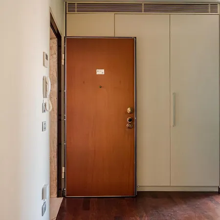 The Rent - Bright Two-bedroom In De Amicis Apartman Milánó