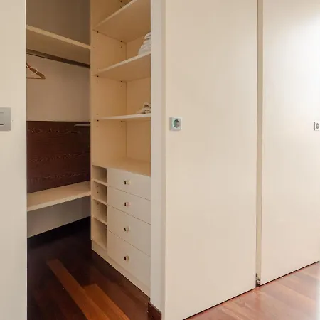 The Rent - Bright Two-bedroom In De Amicis Apartman