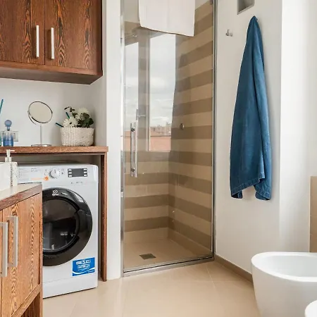 The Rent - Bright Two-bedroom In De Amicis Apartman *